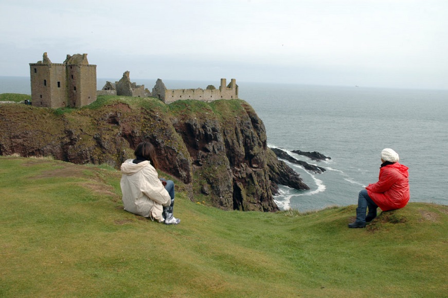 Le scogliere con il Dunnottar Castle in Scozia