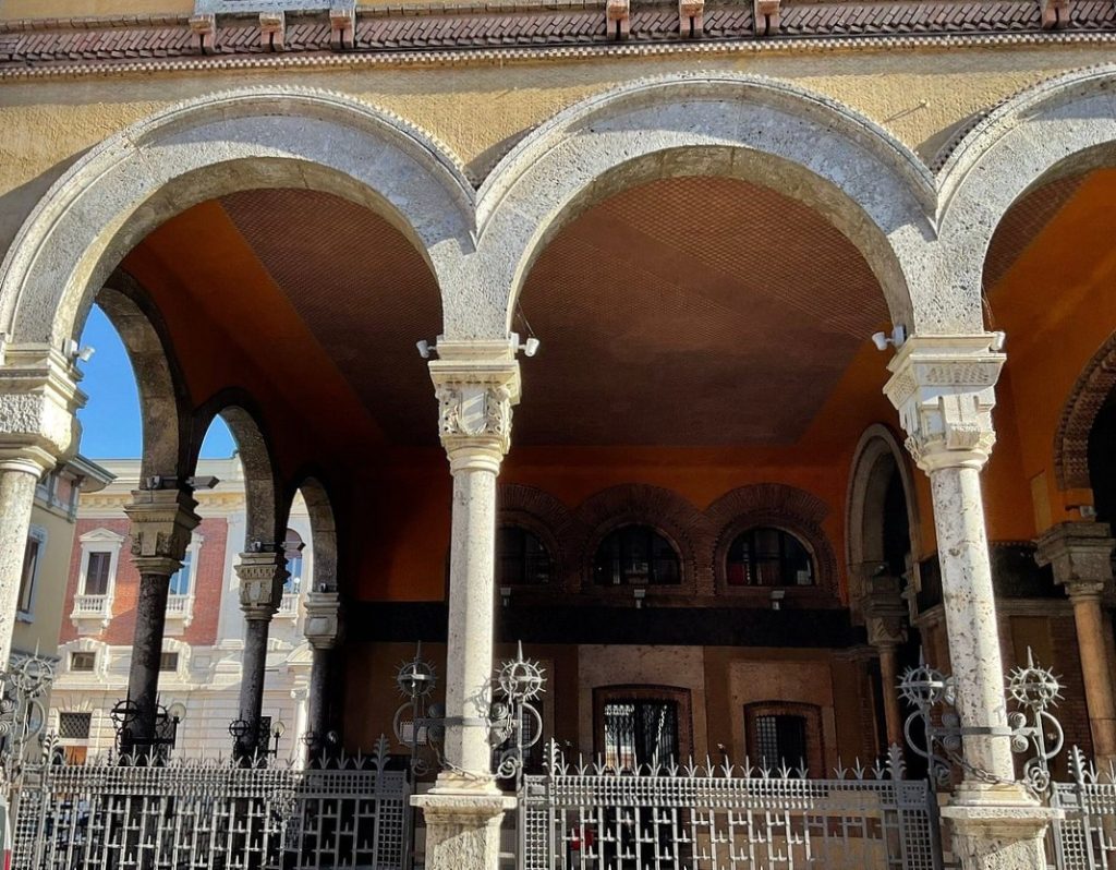 Cosa vedere nel centro storico di Mantova: Loggia dei Mercanti