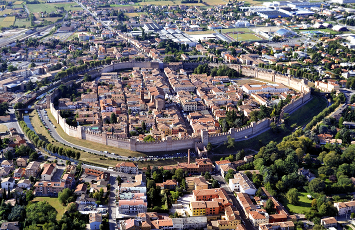 La cinta muraria di Cittadella vista dall'alto