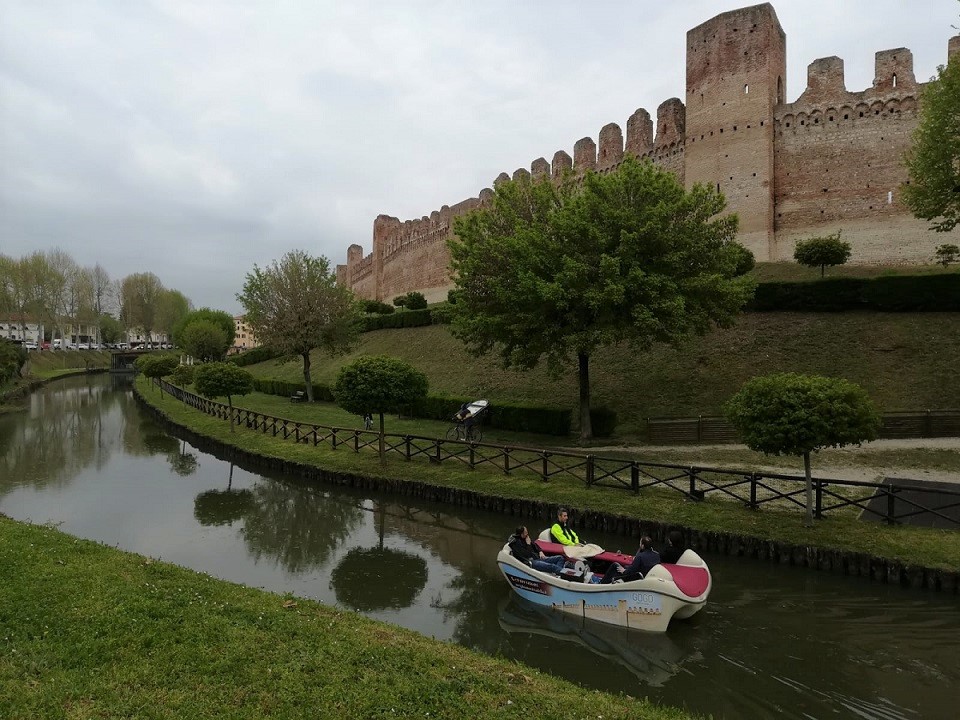 Cosa fare a Cittadella: noleggio barche nel fossato
