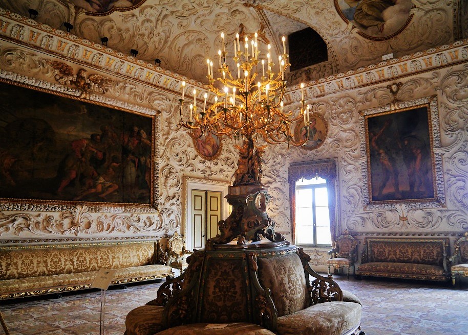 Una sala di Villa Contarini a Piazzola sul Brenta: costi e orari