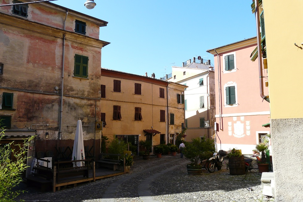 Uno scorcio del centro storico di Vezzano Ligure