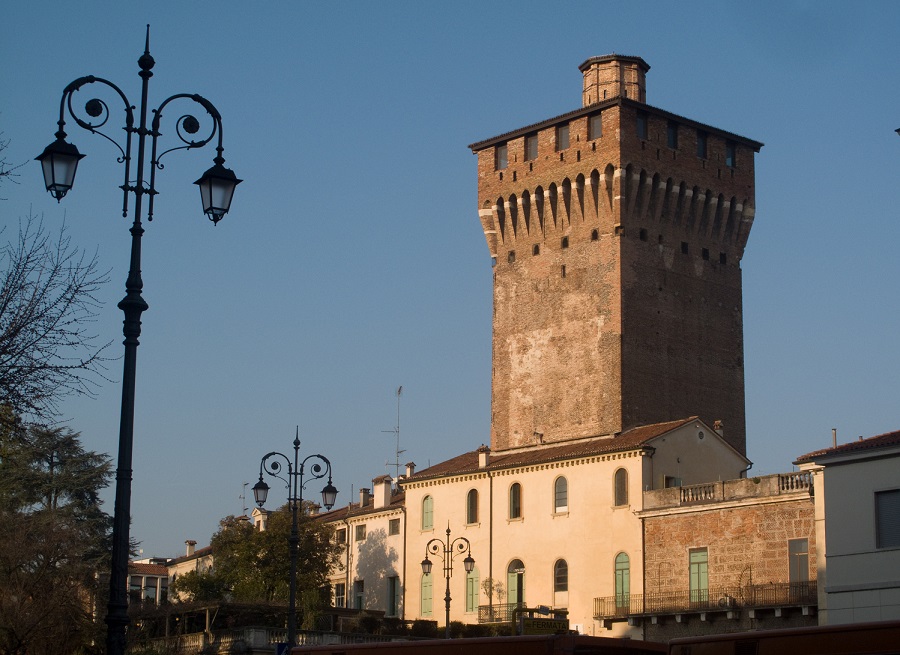Il Torrione di Porta Castello nel centro storico di Vicenza