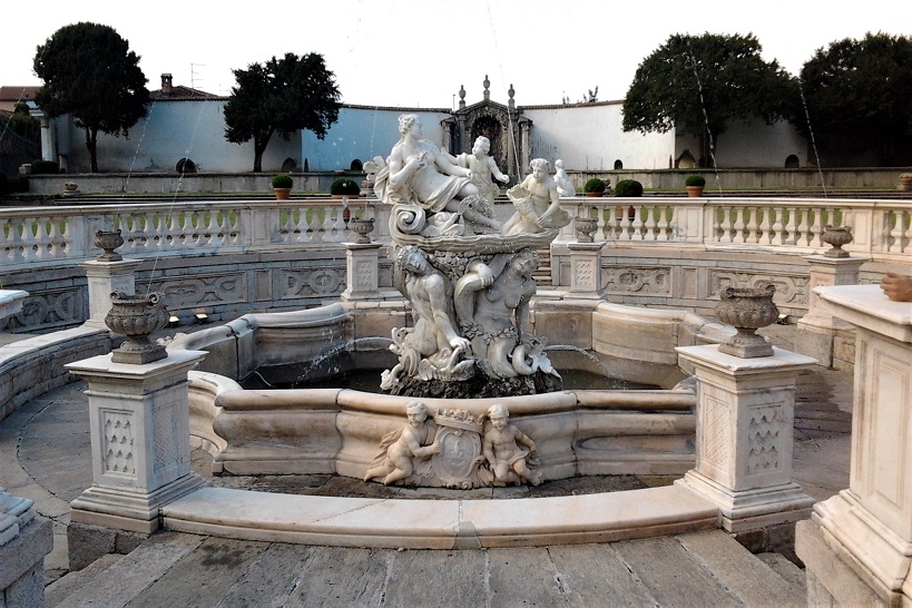 fontana nei giardini di villa litta a lainate vicino a milano