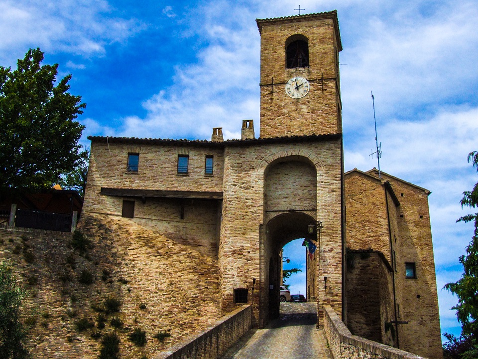 La porta di accesso al castello ed al borgo di Montegridolfo
