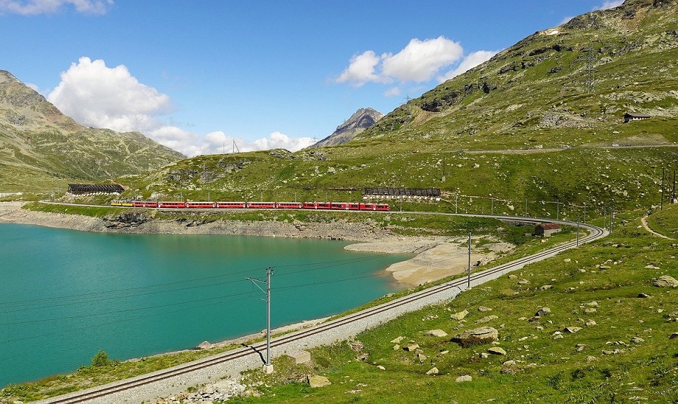 Un tratto del percorso del Trenino del Bernina in estate