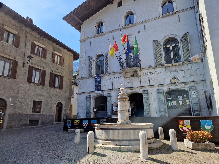 Il Palazzo del Comune in Piazza Dante a Gromo: cosa vedere