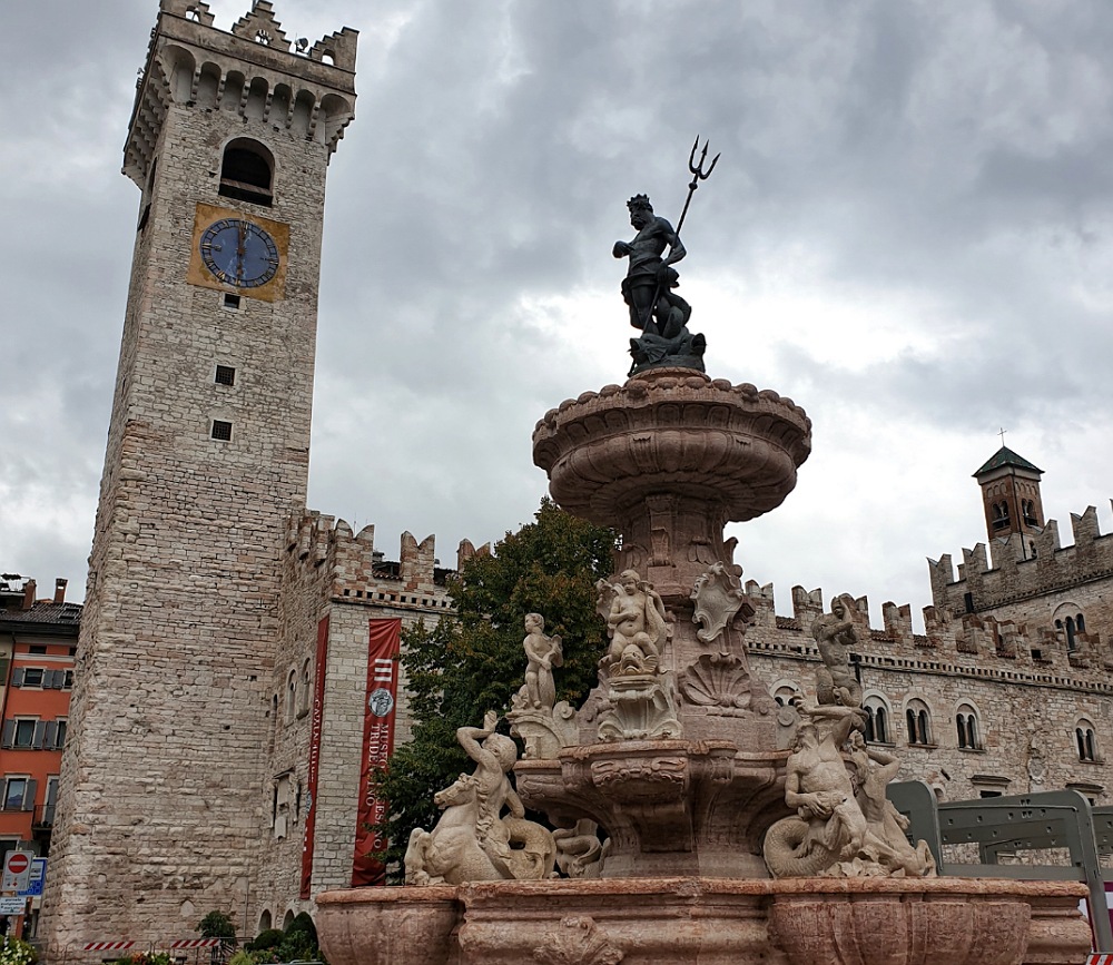 Palazzo Pretorio e la Fontana di Nettuno nel centro storico di Trento