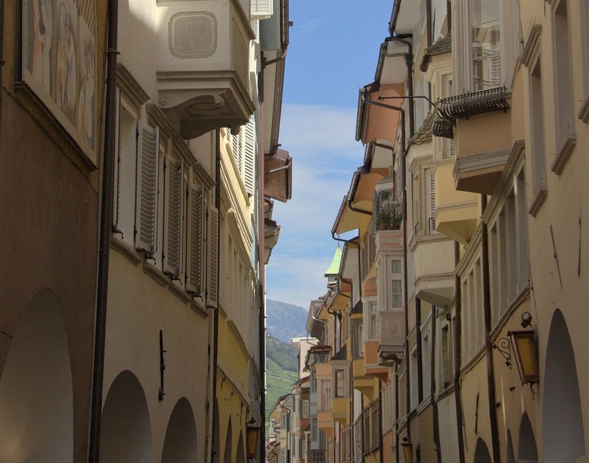 Bovindi nelle vie del centro di Bolzano