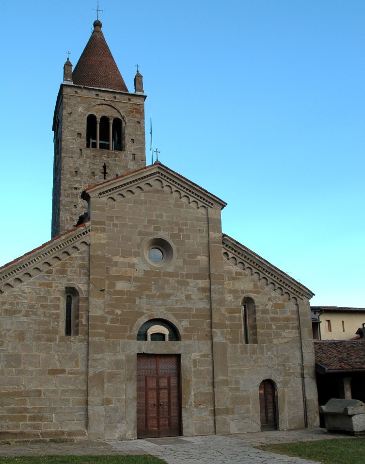 La facciata romanica della Chiesa di Sant Egidio in Fontanella: sentieri e passeggiate
