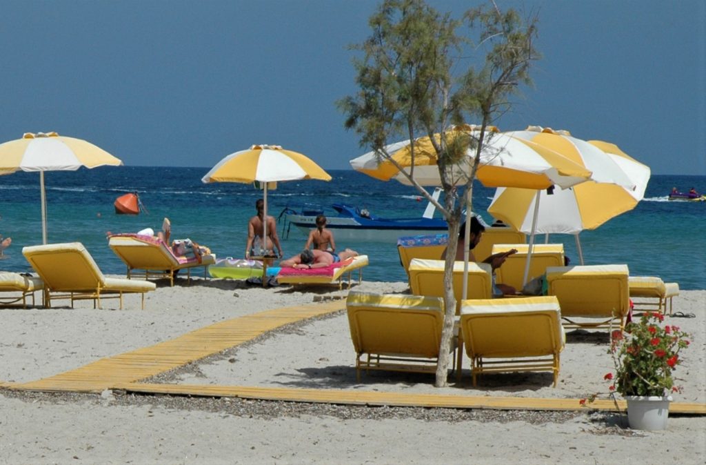 Una spiaggia attrezzata di Kos in Grecia