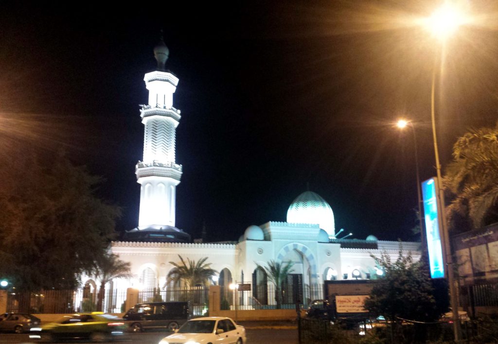 La moschea di Aqaba la sera