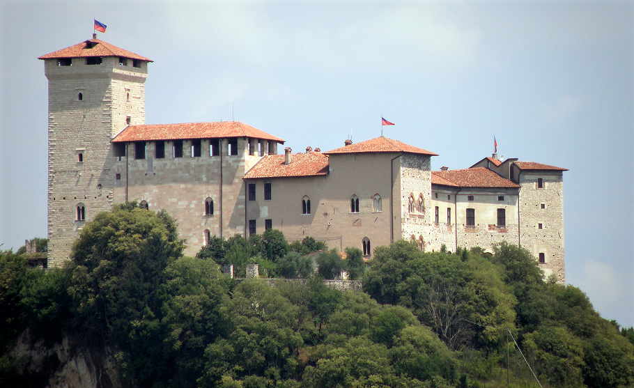 ROCCA BORROMEO DI ANGERA_castello sul Lago Maggiore