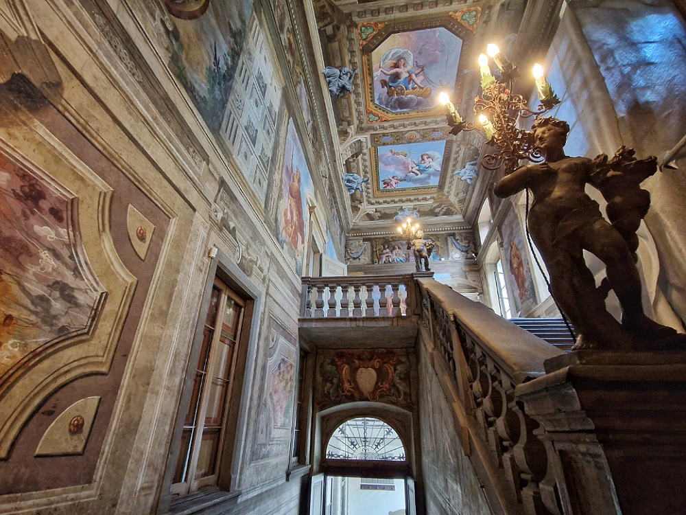 Scalone e affreschi Palazzo Moroni in Bergamo alta