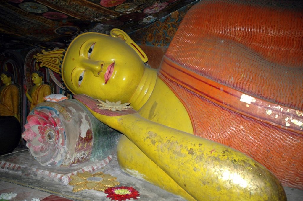 Statua del Buddha nel tempio di Aluvihara