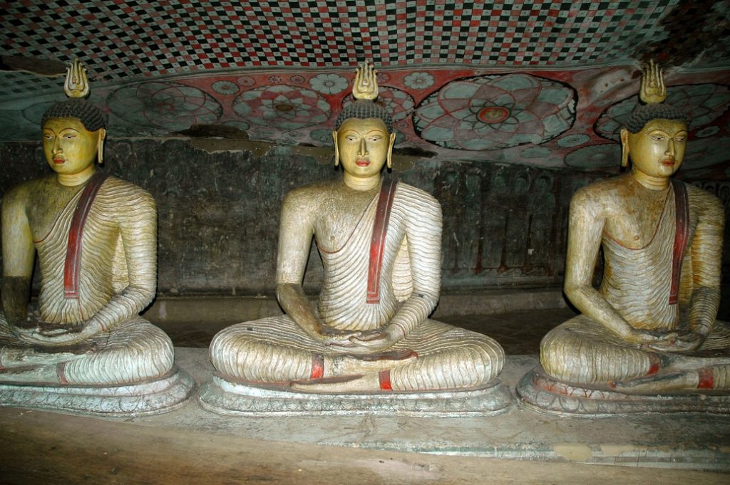 Statue nelle grotte di Dambulla: diario di viaggio in sri lanka e maldive