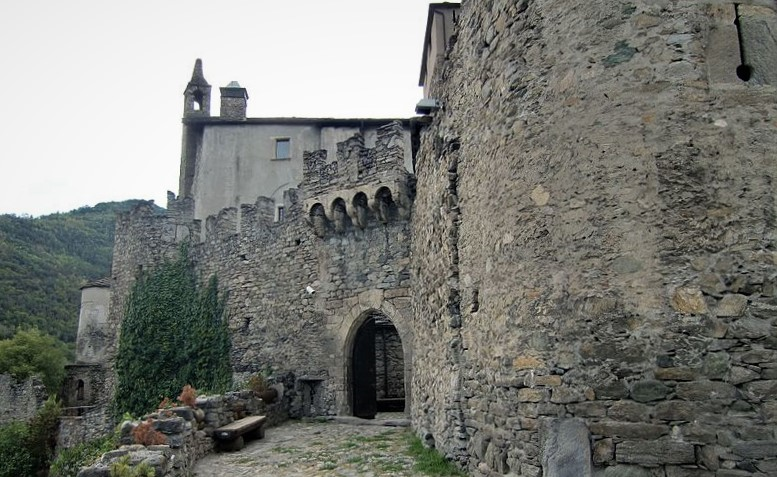 CASTELLO SARRIOD DE LA TOUR alla scoperta dei castelli meno famosi della Valle d'Aosta