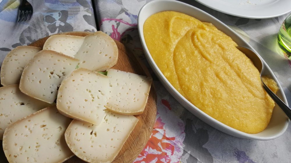 polenta e formaggio in un ristorante vicino a madonna della corona