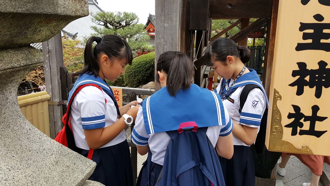 ragazze giapponesi in divisa scolastica_kyoto