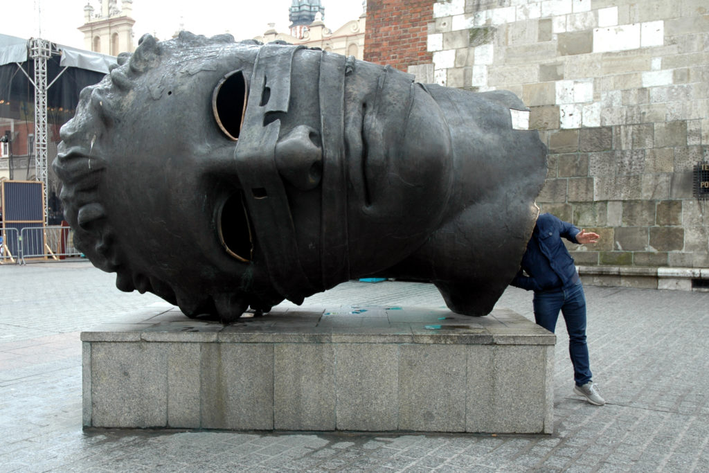 scultura in Piazza del Mercato centrale_weekend a Cracovia