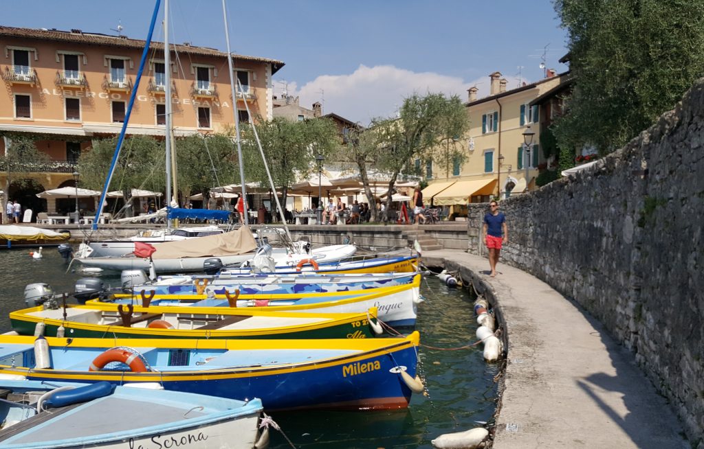 barche colorate al porto di Torri del Benaco sul lago di garda