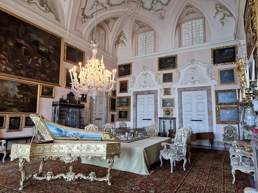 Un salone di Palazzo Borromeo sull'Isola Bella del Lago Maggiore