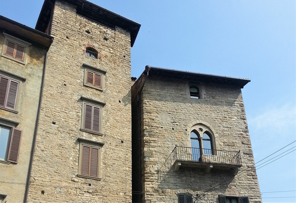 Case Torre in Piazza Mercato del Fieno in Bergamo Alta