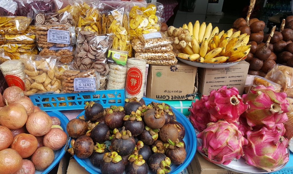 Frutta e prodotti locali di Bali da un mercato