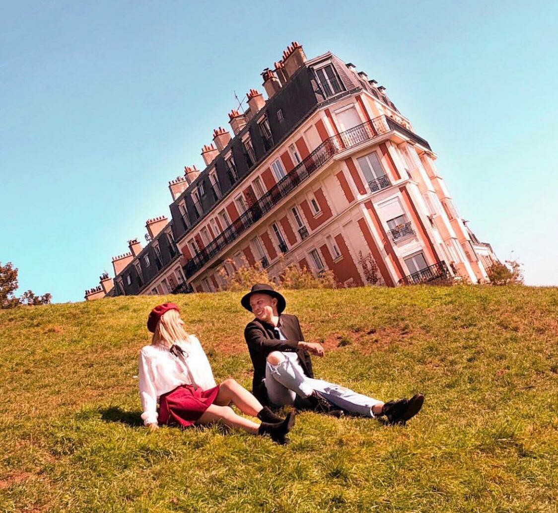 traveltrouble in una foto romantica a parigi