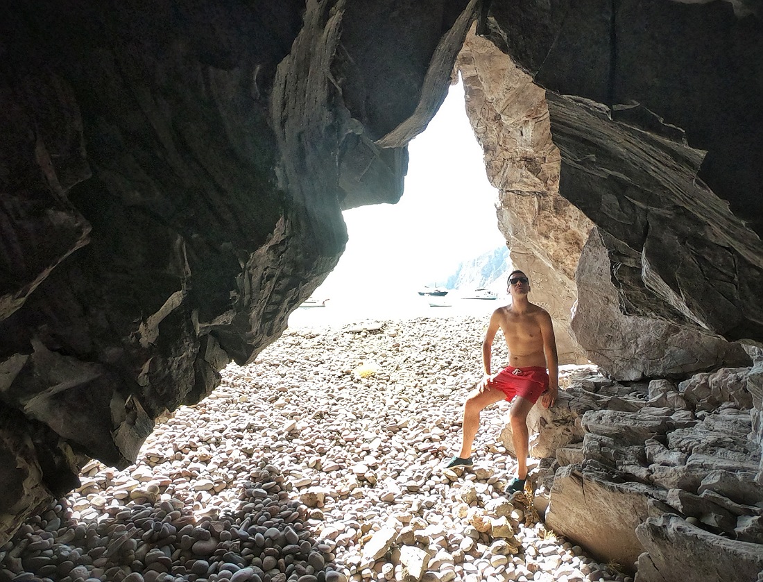 Spiaggia e grotte a Valle Muria sulla costa di Lipari