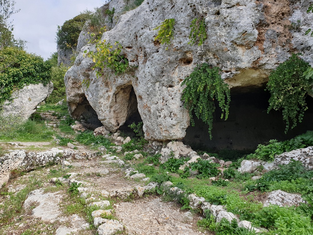 Visitare Pantalica: abitazioni in grotta nel Villaggio Bizantino