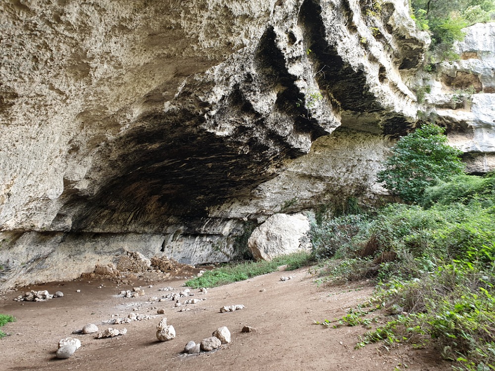 Come visitare la Necropoli di Pantalica: La Grotta del Salnitro con i resti dell'antico mulino