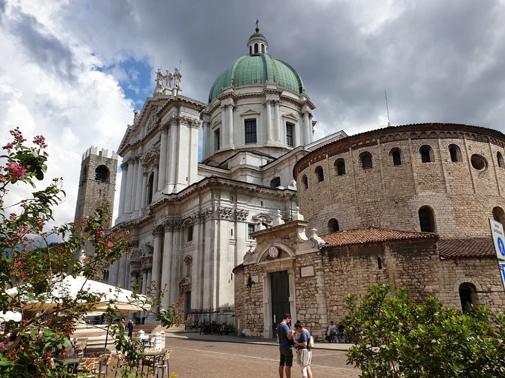 Piazza Paolo VI con il Duomo vecchio e quello nuovo