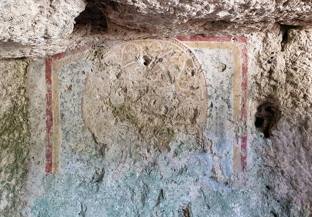 Chiesetta del Crocifisso verso la Necropoli Nord di Pantalica