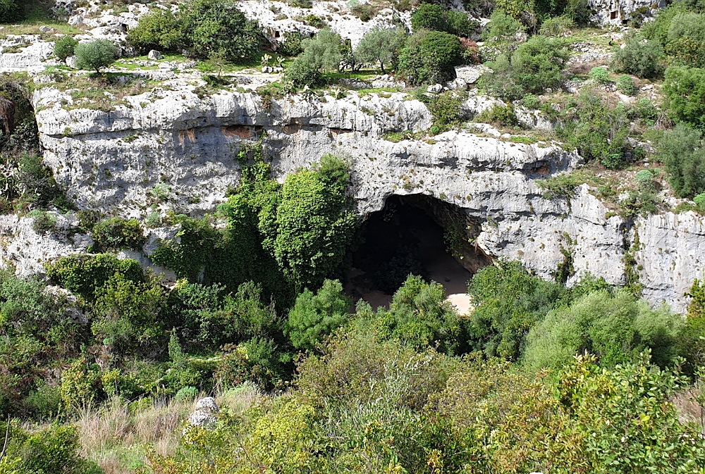Visitare la Necropoli di Pantalica: la Grotta dei Pipistrelli sul versante di Sortino