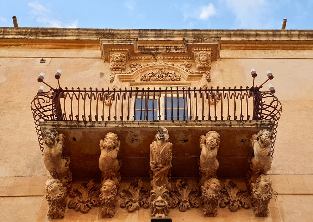 Cosa vedere a Noto: Palazzo Nicolaci ed i suoi balconi