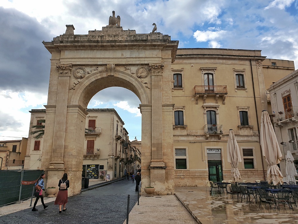Porta Reale di Noto: inizio dell'itinerario nel centro storico