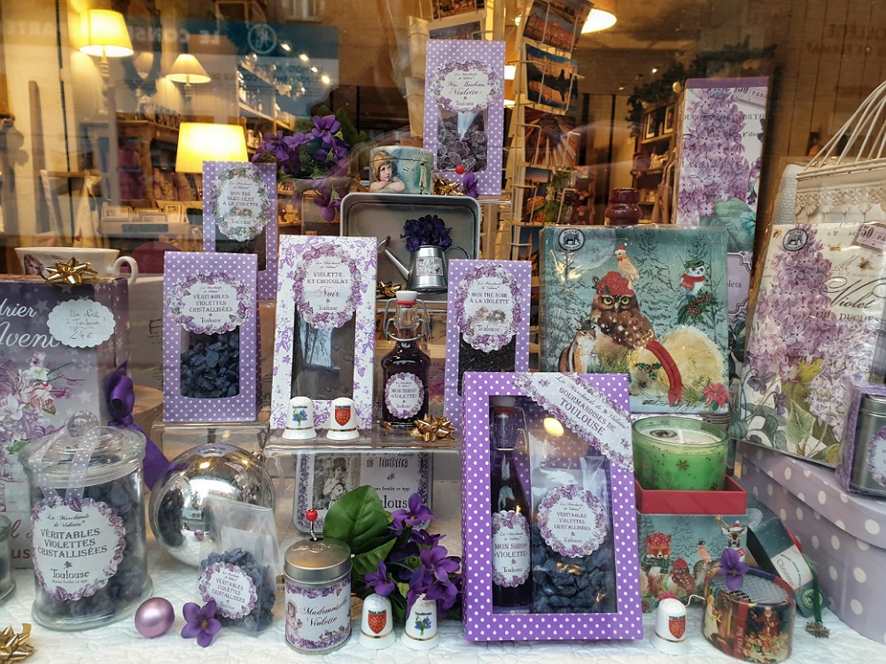 Idee regalo e souvenirs alla violetta in un negozio di Tolosa
