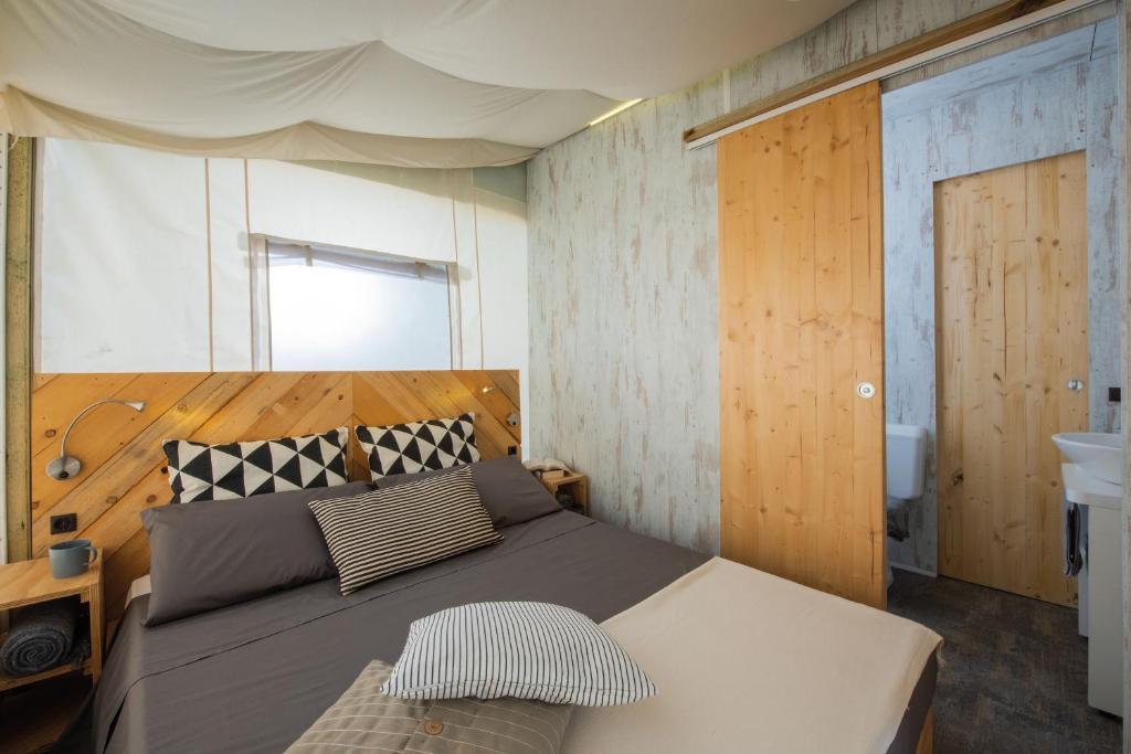 tenda safari in cui dormire sul lago di garda: posti particolari e strani