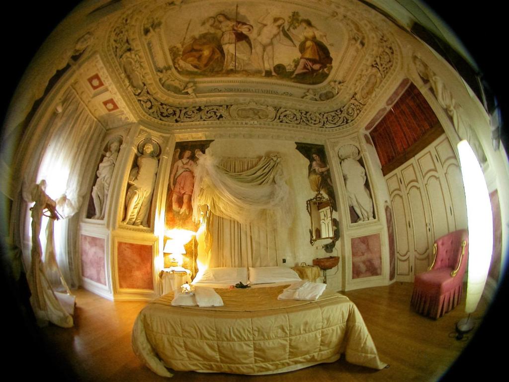 camera romantica in palazzo storico in lombardia