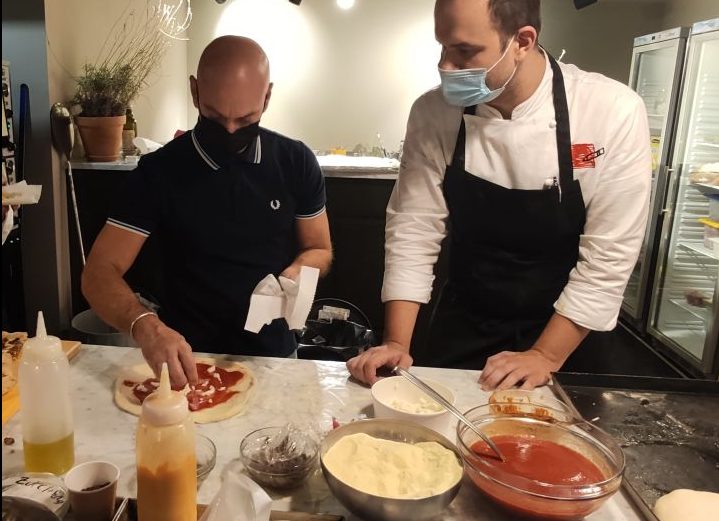 Lezione di preparazione della pizza: enogastronomia in Lombardia