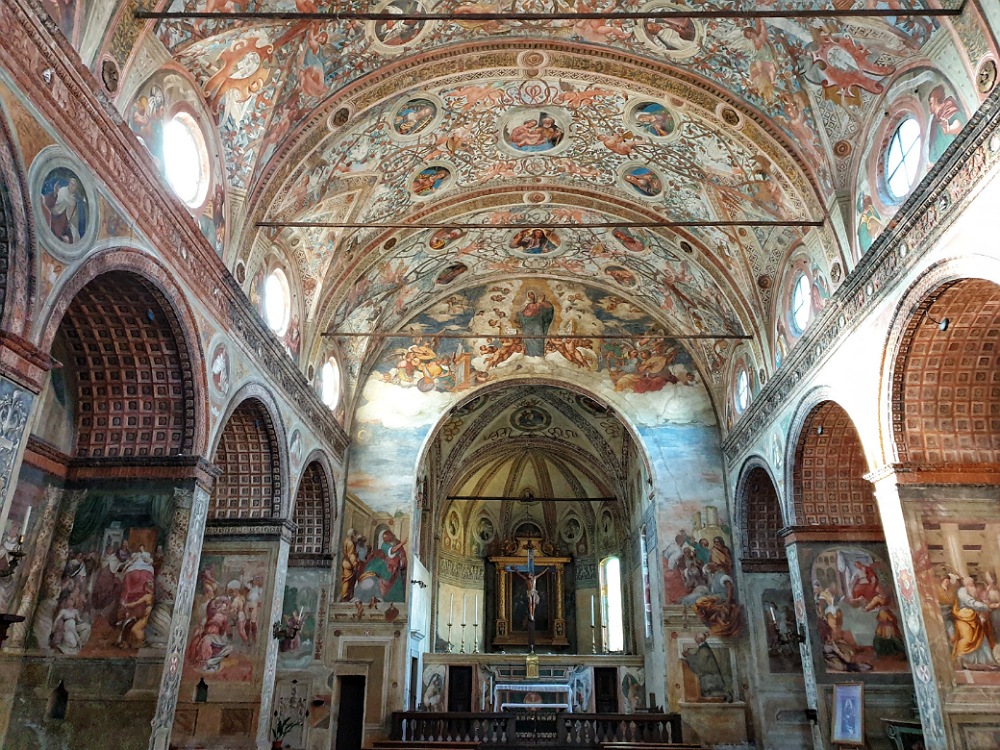 L'interno affrescato di Santa Maria delle Grazie