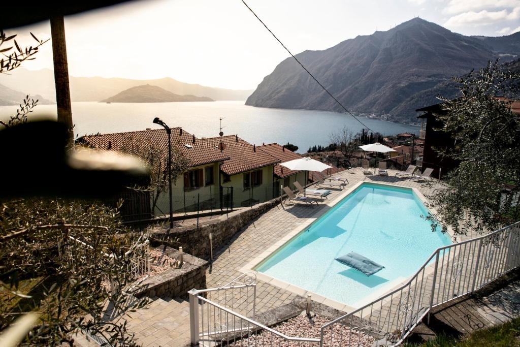 Piscina panoramica sul Lago d'Iseo dell'Hotel Miranda