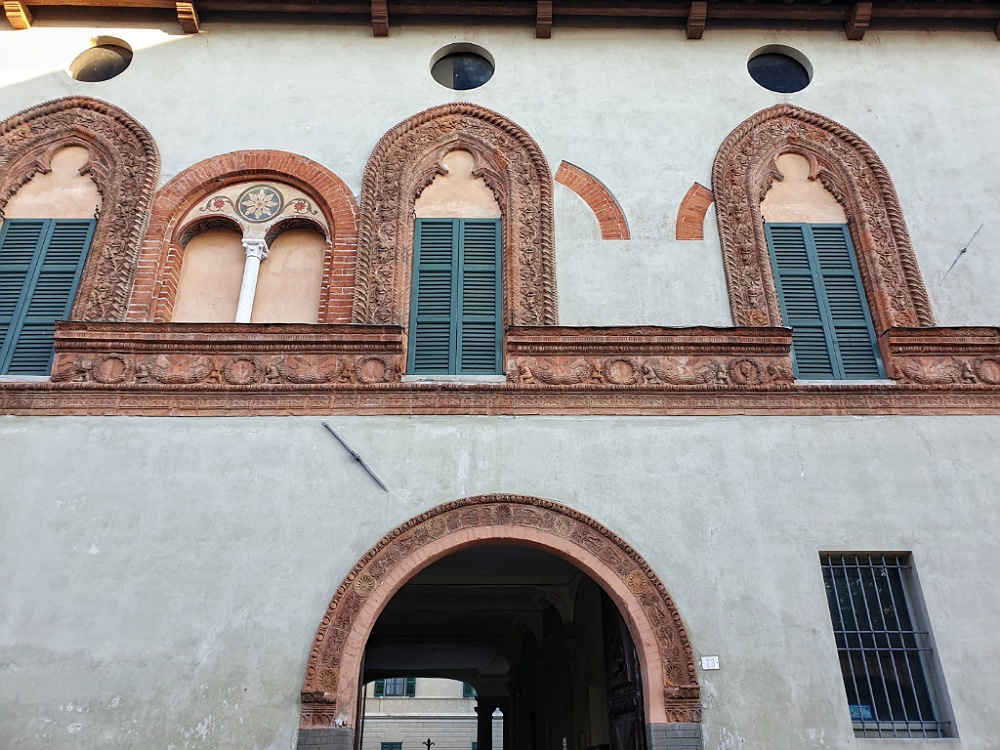 La facciata di Palazzo Azzanelli da vedere a Soncino