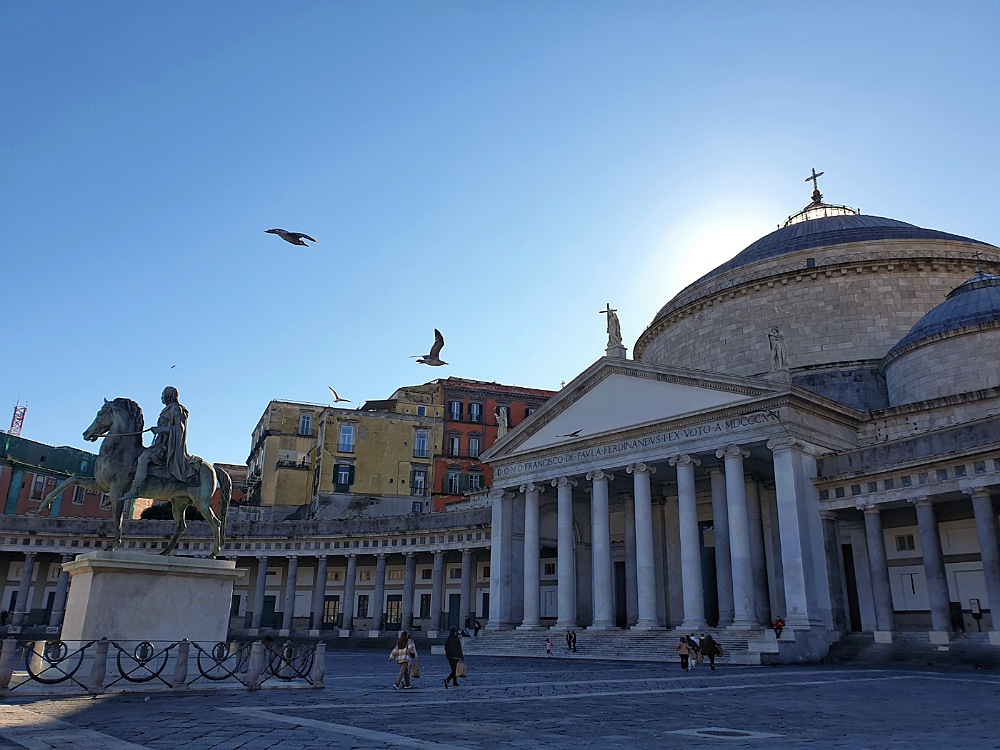 Piazza del Plebiscito a Napoli: cosa vedere in un giorno