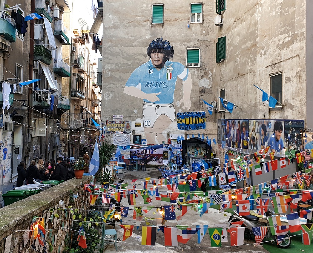 Cosa vedere a Napoli in un giorno: murales di Maradona nei Quartieri Spagnoli