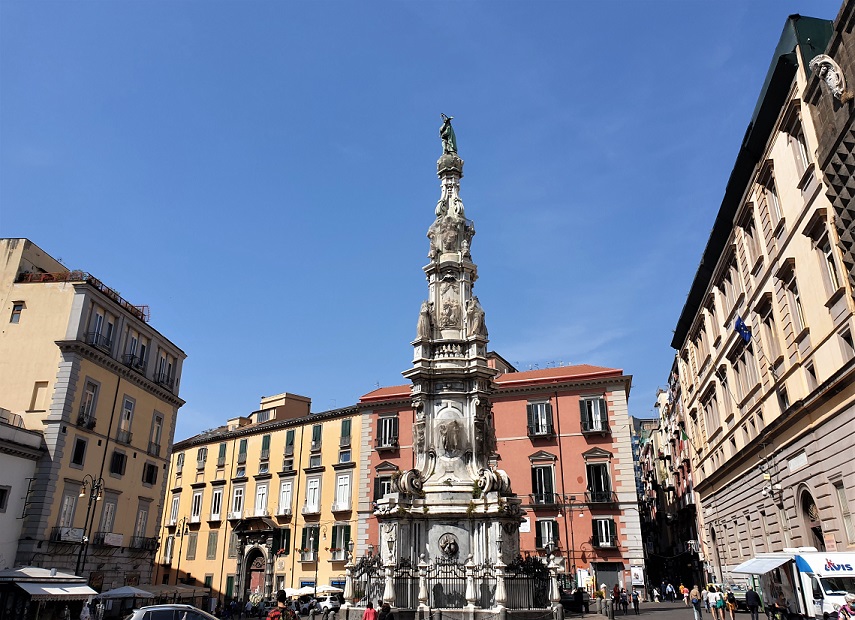 Piazza del Gesù Nuovo a Napoli con l'obelisco