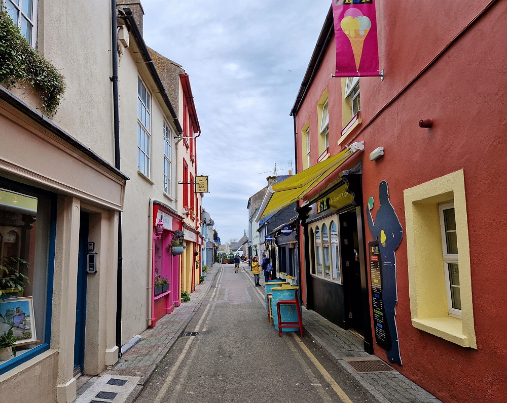 Un vicolo colorato del centro di Kinsale in Irlanda