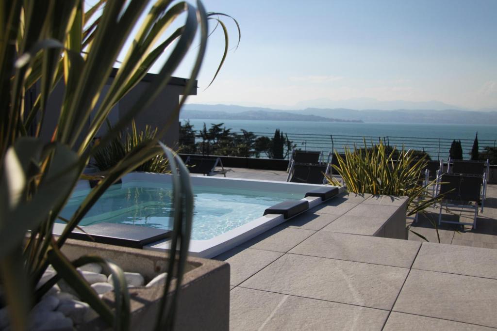 Hotel Berta: piscina riscaldata sul Lago di Garda