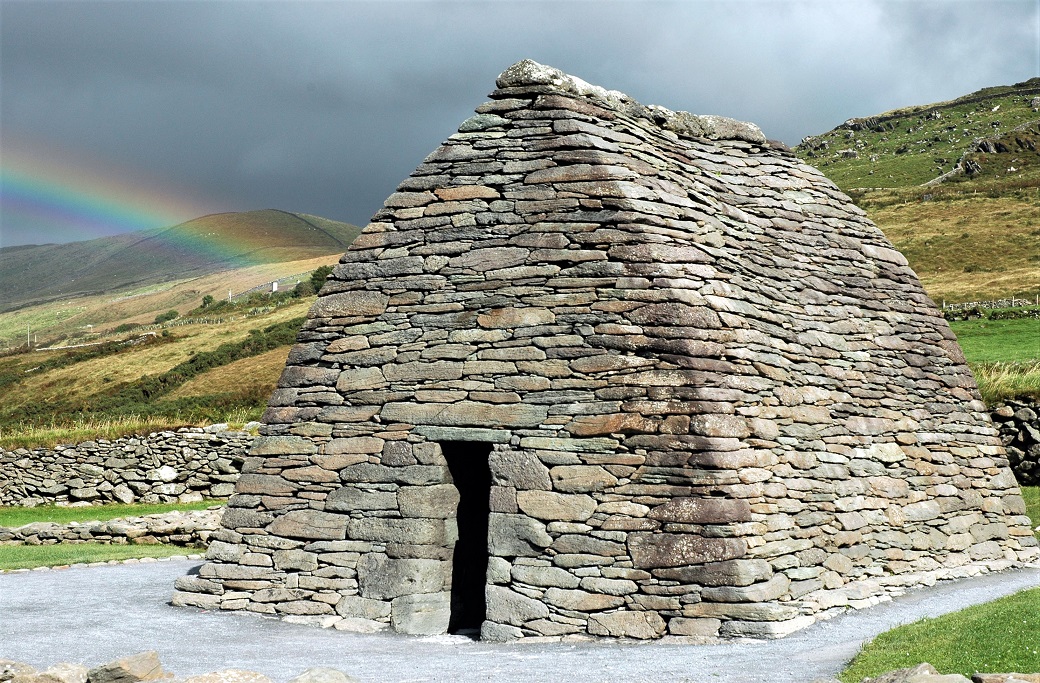 Un arcobaleno al Gallarus Oratory nella Penisola di Dingle